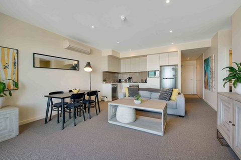 Port Adelaide Executive Waterfront Apartment - Accommodation Port Macquarie 10