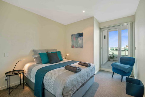 Port Adelaide Executive Waterfront Apartment - Accommodation Port Macquarie 2