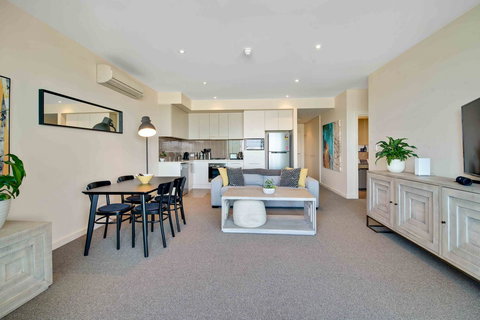 Port Adelaide Executive Waterfront Apartment - Accommodation Port Macquarie 16