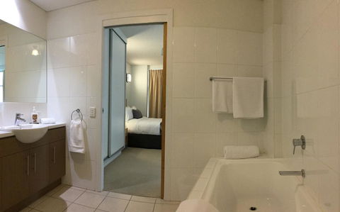 Wallaroo Marina Waterfront Luxe Apartment - Accommodation Port Macquarie 16