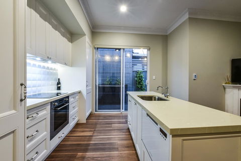 Aloha Central Luxury Apartments - Accommodation Port Macquarie 10