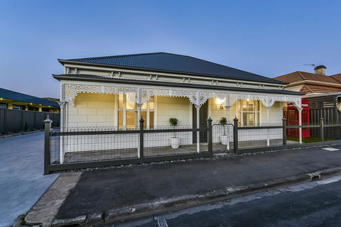 Aloha Central Luxury Apartments - Accommodation Port Macquarie 12