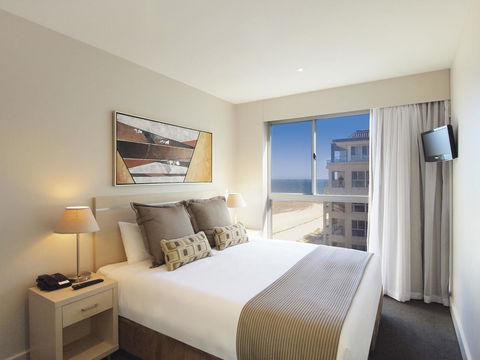 Oaks Glenelg Plaza Pier Suites - Accommodation Port Macquarie 2