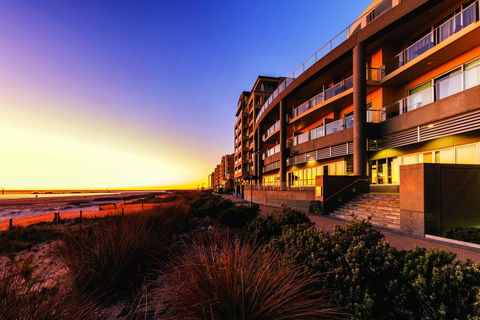 Oaks Glenelg Plaza Pier Suites - Accommodation Port Macquarie 0