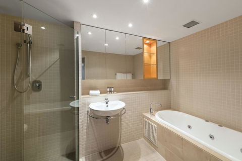 Oaks Glenelg Plaza Pier Suites - Accommodation Port Macquarie 3