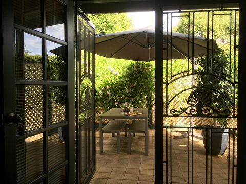 Wine And Roses Bed And Breakfast - Accommodation Port Macquarie 4