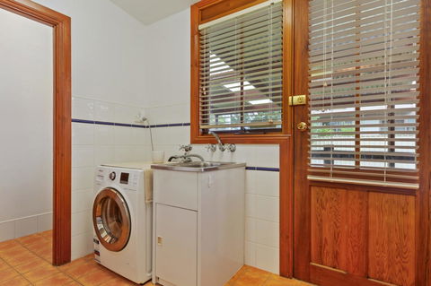 The Log Cabin - 47 Jetty Road - Accommodation Port Macquarie 7