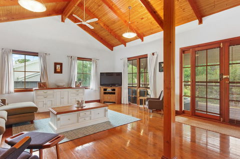 The Log Cabin - 47 Jetty Road - Accommodation Port Macquarie 1