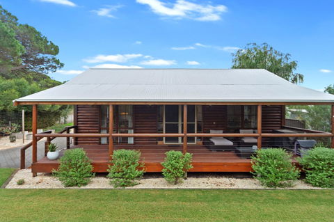 The Log Cabin - 47 Jetty Road - Accommodation Port Macquarie 0