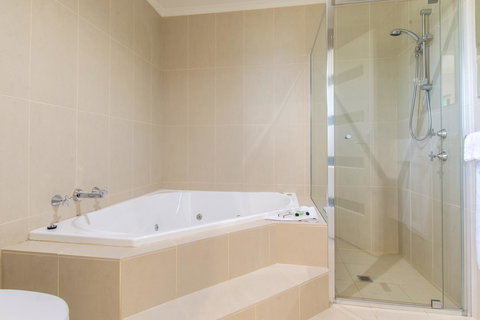 Mick O\'Sheas - Accommodation Port Macquarie 22