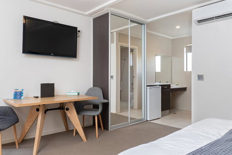 Mick O\'Sheas - Accommodation Port Macquarie 1