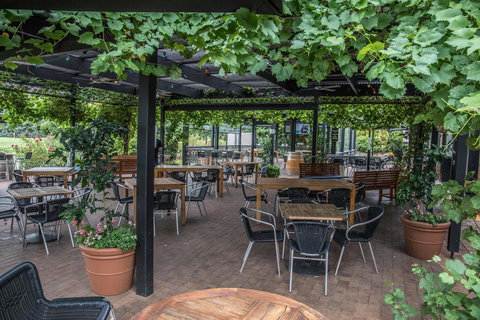 Mick O\'Sheas - Accommodation Port Macquarie 38