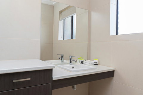 Mick O\'Sheas - Accommodation Port Macquarie 2