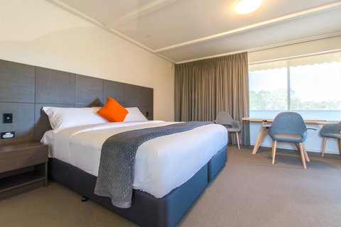 Mick O\'Sheas - Accommodation Port Macquarie 0
