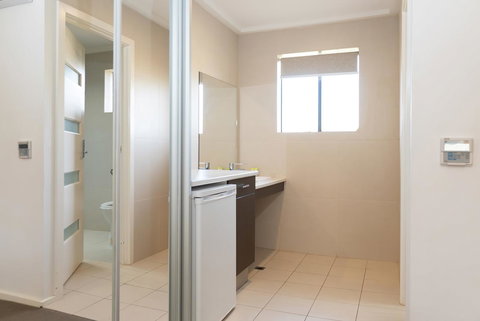 Mick O\'Sheas - Accommodation Port Macquarie 3