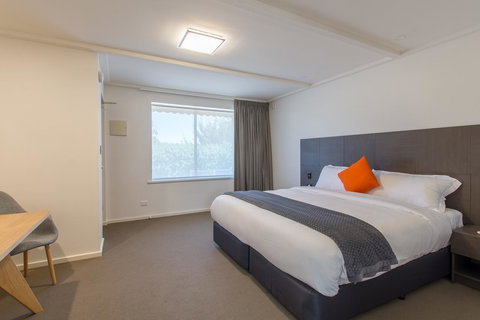 Mick O\'Sheas - Accommodation Port Macquarie 9