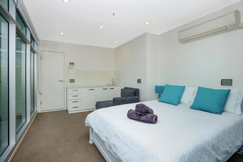 Glenelg Skyline Penthouse - Accommodation Port Macquarie 12