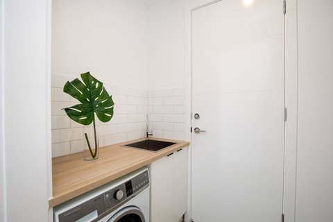 Brand New Affordable Luxury 3 Bedroom 3 Bathrooms House Close To Adelaide City, Chinatown, Beach, Adelaide Airport - Accommodation Port Macquarie 6