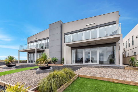 KENNEDY EXECUTIVE TOWNHOUSE - Accommodation Port Macquarie 15