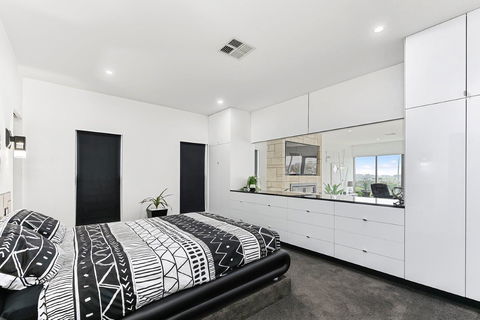 KENNEDY EXECUTIVE TOWNHOUSE - Accommodation Port Macquarie 11