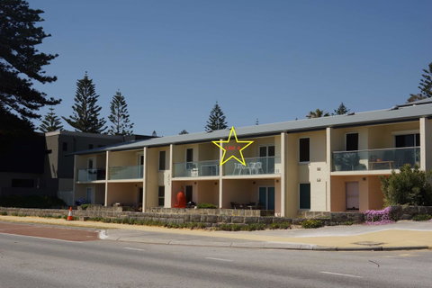 Cottesloe Beachfront Ocean View Apartment - Accommodation Port Macquarie 1