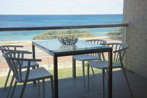 Cottesloe Beachfront Ocean View Apartment - Accommodation Port Macquarie 5