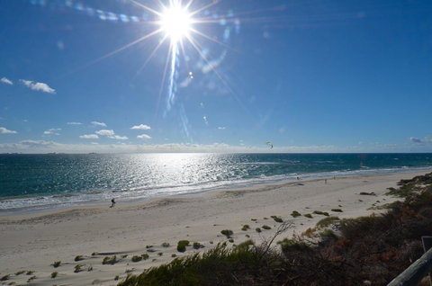 Cottesloe Beachfront Ocean View Apartment - Accommodation Port Macquarie 8