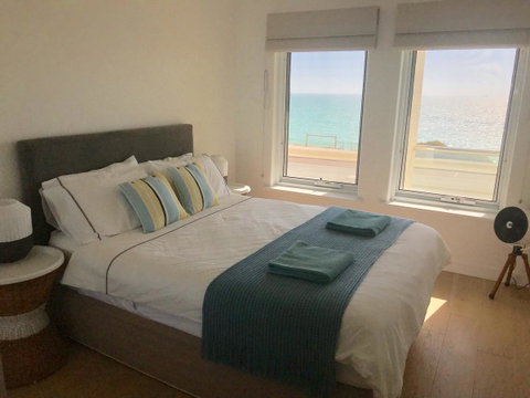 Cottesloe Beachfront Ocean View Apartment - Accommodation Port Macquarie 2