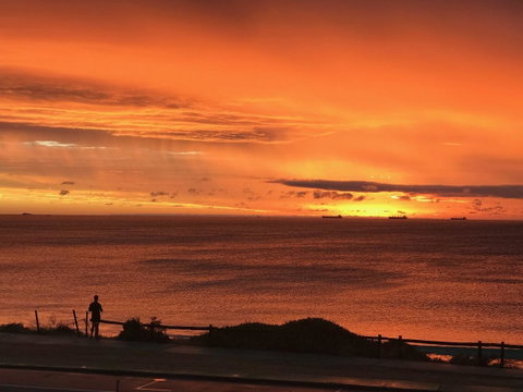 Cottesloe Beachfront Ocean View Apartment - Accommodation Port Macquarie 14