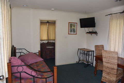 Mount Barker Valley Views Motel & Chalets, Western Australia - Accommodation Port Macquarie 36