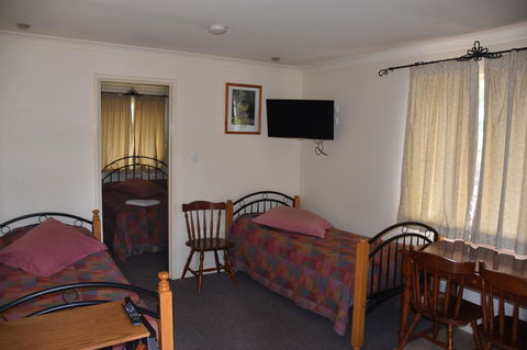 Mount Barker Valley Views Motel & Chalets, Western Australia - Accommodation Port Macquarie 39
