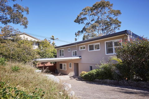 Bright And Spacious Family Home With Leafy Deck - Accommodation Port Macquarie 32