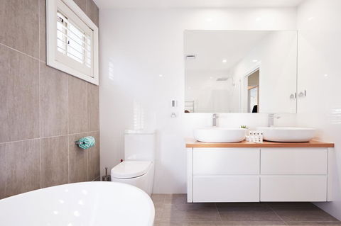 Bright And Spacious Family Home With Leafy Deck - Accommodation Port Macquarie 11