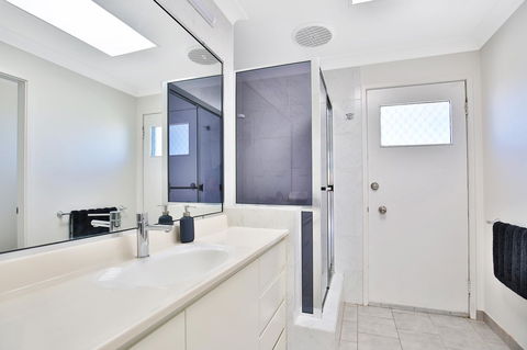 Neptune I Absolute Beachfront I Stunning Views - Accommodation Port Macquarie 19