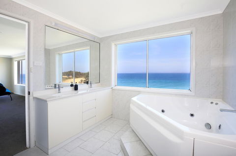 Neptune I Absolute Beachfront I Stunning Views - Accommodation Port Macquarie 18