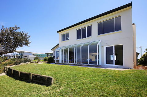 Neptune I Absolute Beachfront I Stunning Views - Accommodation Port Macquarie 26