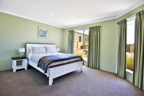 Neptune I Absolute Beachfront I Stunning Views - Accommodation Port Macquarie 15