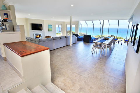 Neptune I Absolute Beachfront I Stunning Views - Accommodation Port Macquarie 2