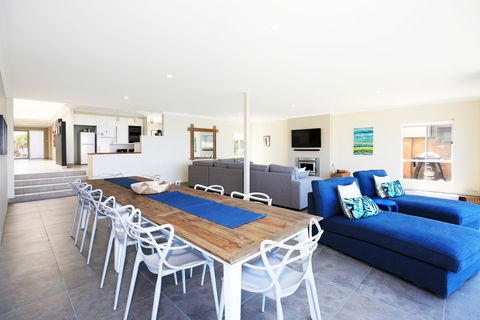 Neptune I Absolute Beachfront I Stunning Views - Accommodation Port Macquarie 5