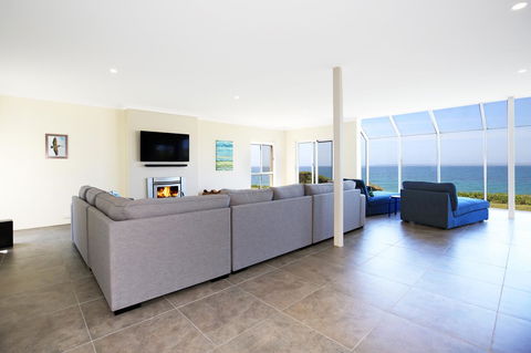 Neptune I Absolute Beachfront I Stunning Views - Accommodation Port Macquarie 3
