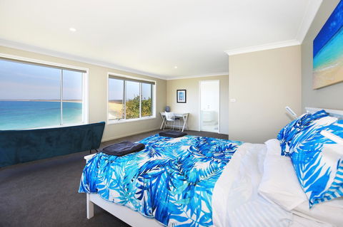 Neptune I Absolute Beachfront I Stunning Views - Accommodation Port Macquarie 11