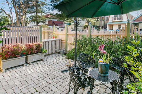 Oversized 2 Bedroom Manly Beach House - Accommodation Port Macquarie 1