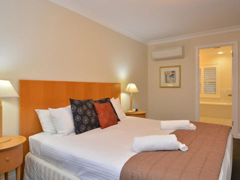 Villa De Saran Located Within Cypress Lakes - Accommodation Port Macquarie 5