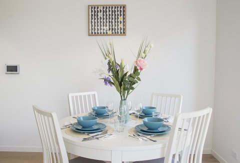 Cozy Apartment With Harbour Bridge View In Bondi - Accommodation Port Macquarie 3