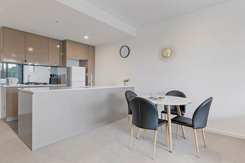 Stylish And Neat Two Bed Apartment In Wentworth Point - Accommodation Port Macquarie 3