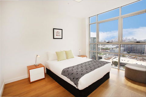Gadigal Groove - Modern And Bright 3BR Executive Apartment In Zetland With Views - Accommodation Port Macquarie 5