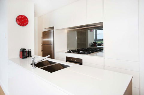 Gadigal Groove - Modern And Bright 3BR Executive Apartment In Zetland With Views - Accommodation Port Macquarie 3