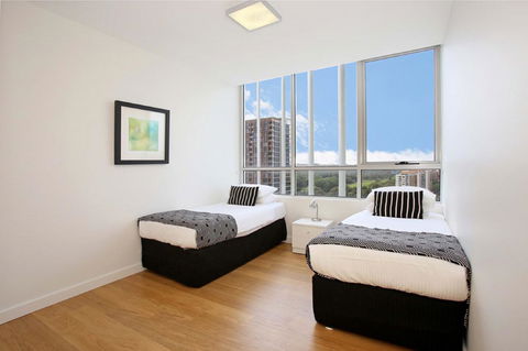 Gadigal Groove - Modern And Bright 3BR Executive Apartment In Zetland With Views - Accommodation Port Macquarie 6