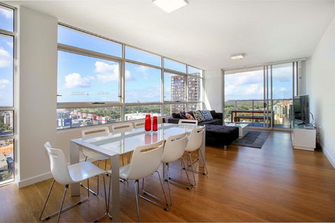 Gadigal Groove - Modern And Bright 3BR Executive Apartment In Zetland With Views - Accommodation Port Macquarie 1