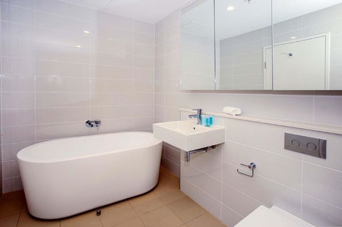 Gadigal Groove - Modern And Bright 3BR Executive Apartment In Zetland With Views - Accommodation Port Macquarie 8